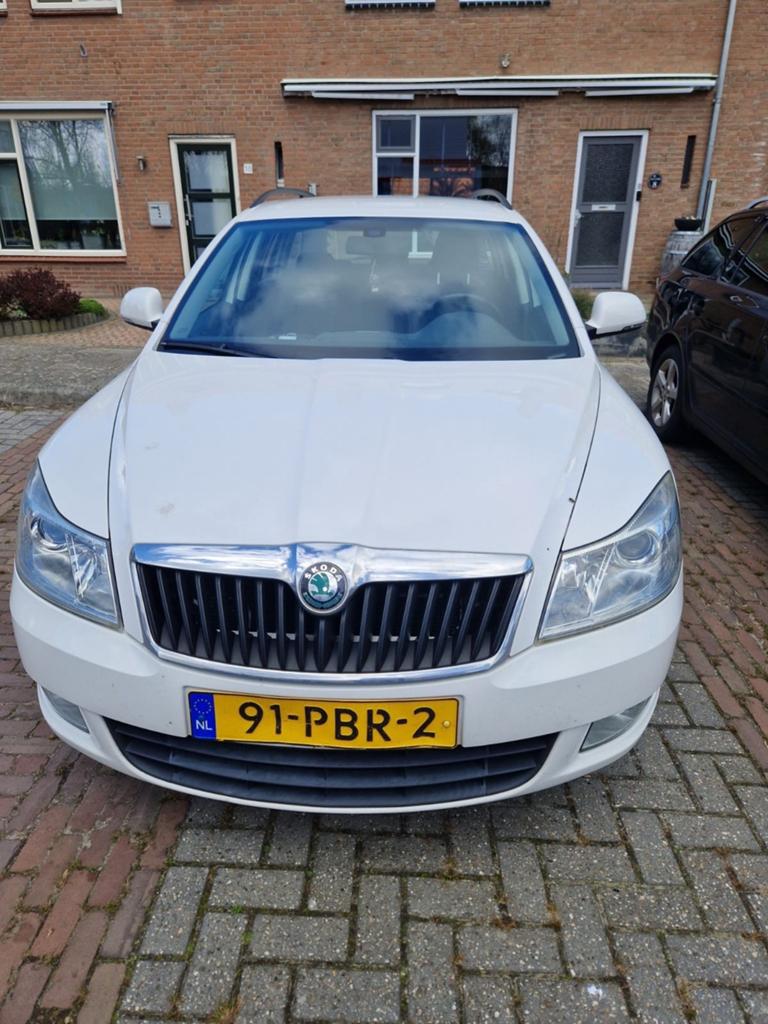 Skoda Octavia 1.2 TSI Combi DSG 2011 Wit, Auto's, Skoda, Stof, 4 cilinders, Wit, Origineel Nederlands