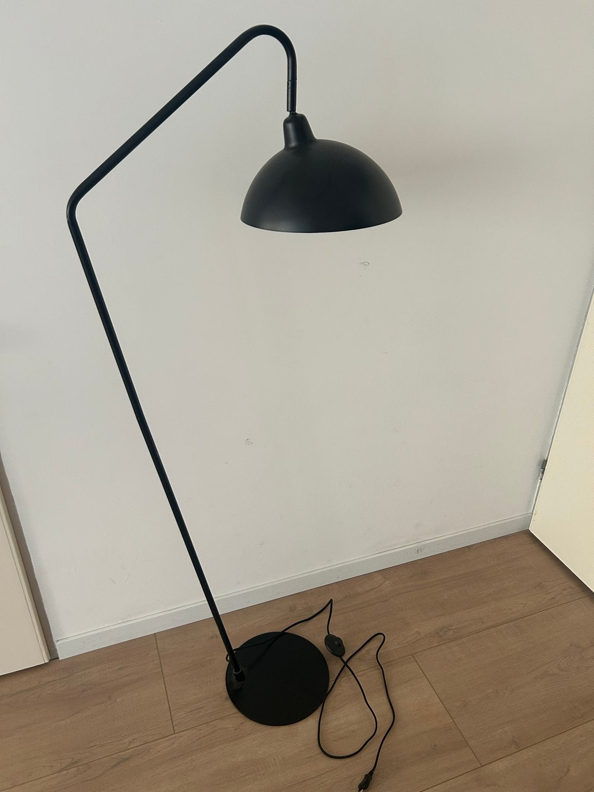 Zwarte vloerlamp met gebogen arm, Ophalen, Gebruikt, E27 (groot), Metaal