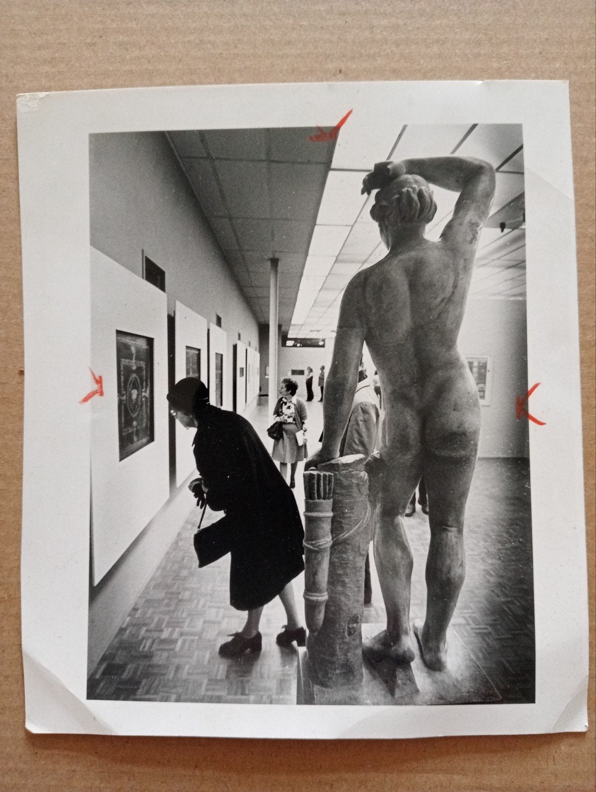 Daniel Koning 'Cheeky' foto Pompeii beeld naakt en vrouw., Verzamelen, Foto's en Prenten, Ophalen of Verzenden, Voor 1940, Gebruikt