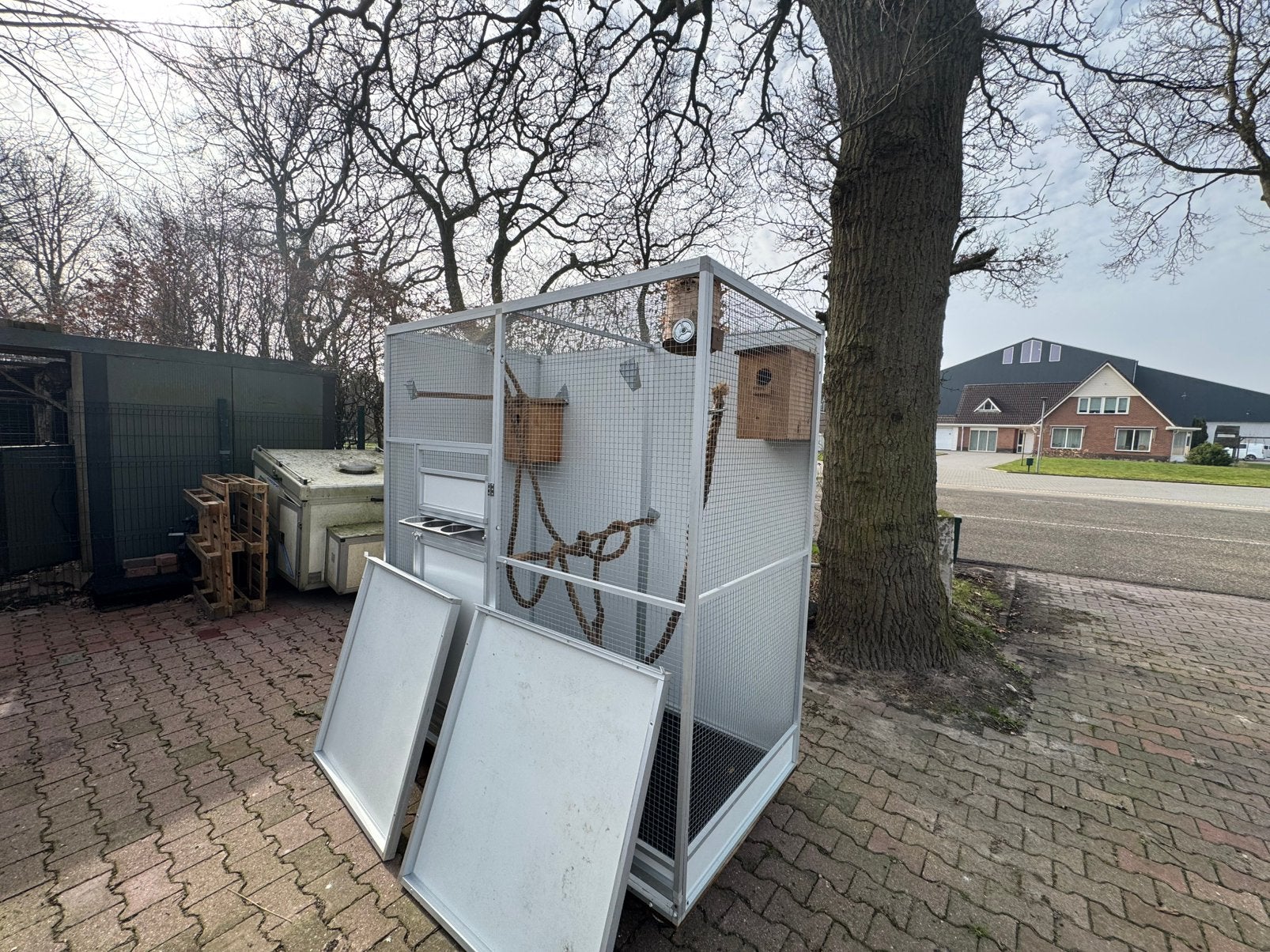 1 vogel voliere met lades op wielen 295€, Ophalen, Zelf gemaakt, Aluminium, Zo goed als nieuw