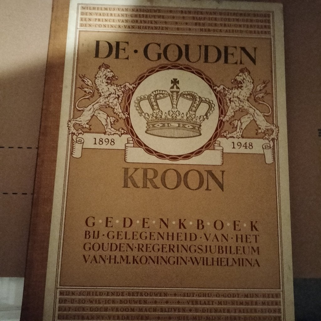 De Gouden Kroon - Gedenkboek Koningin Wilhelmina, Boeken, Ophalen of Verzenden, 20e eeuw of later, Onbekend, Gelezen
