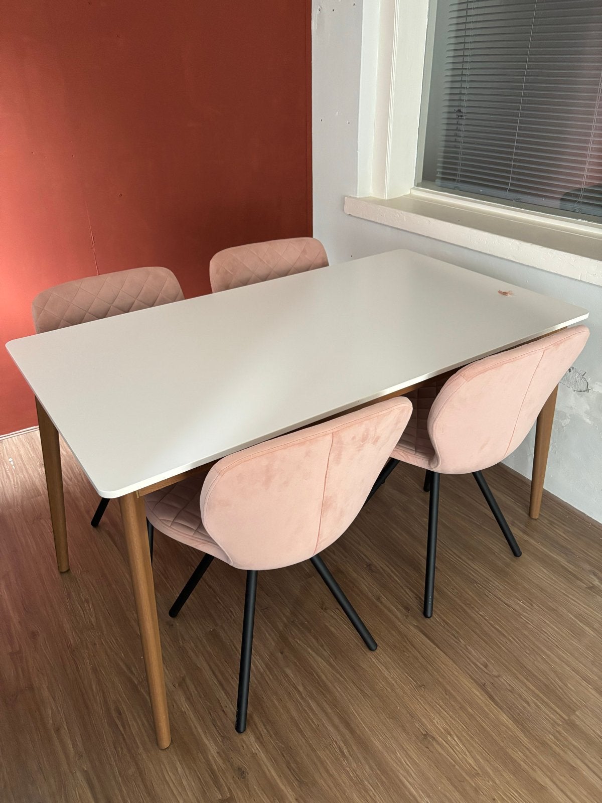 Eettafel met 4 roze stoelen - Zo goed als nieuw, Ophalen, 100 tot 150 cm, 50 tot 100 cm, Zo goed als nieuw