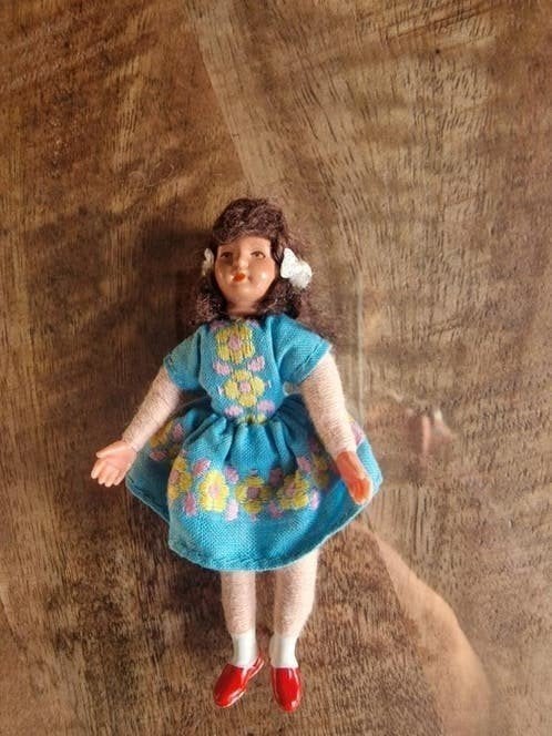 Vintage Caco popje 8 cm - Blauwe jurk met bloemen, Ophalen of Verzenden, Gebruikt, Overige typen