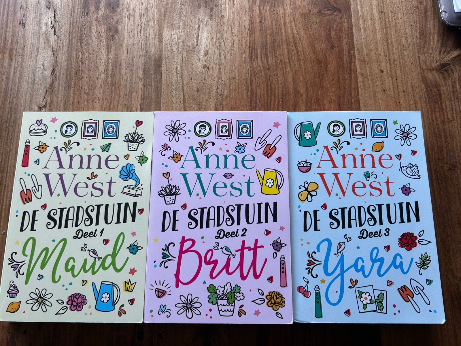 Anne West - De Stadstuin trilogie (Maud, Britt, Yara), Ophalen of Verzenden, Gelezen, Nederland