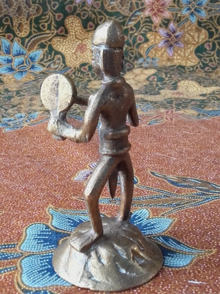 Man met trommel mooi oud brons beeldje uit India 9,1 cm., India, Handgemaakt, Ophalen of Verzenden, Brons