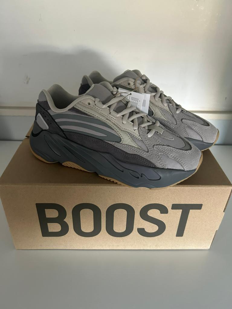 Yeezy 700 tephra maat 38, Kleding | Heren, Schoenen, Verzenden, Nieuw