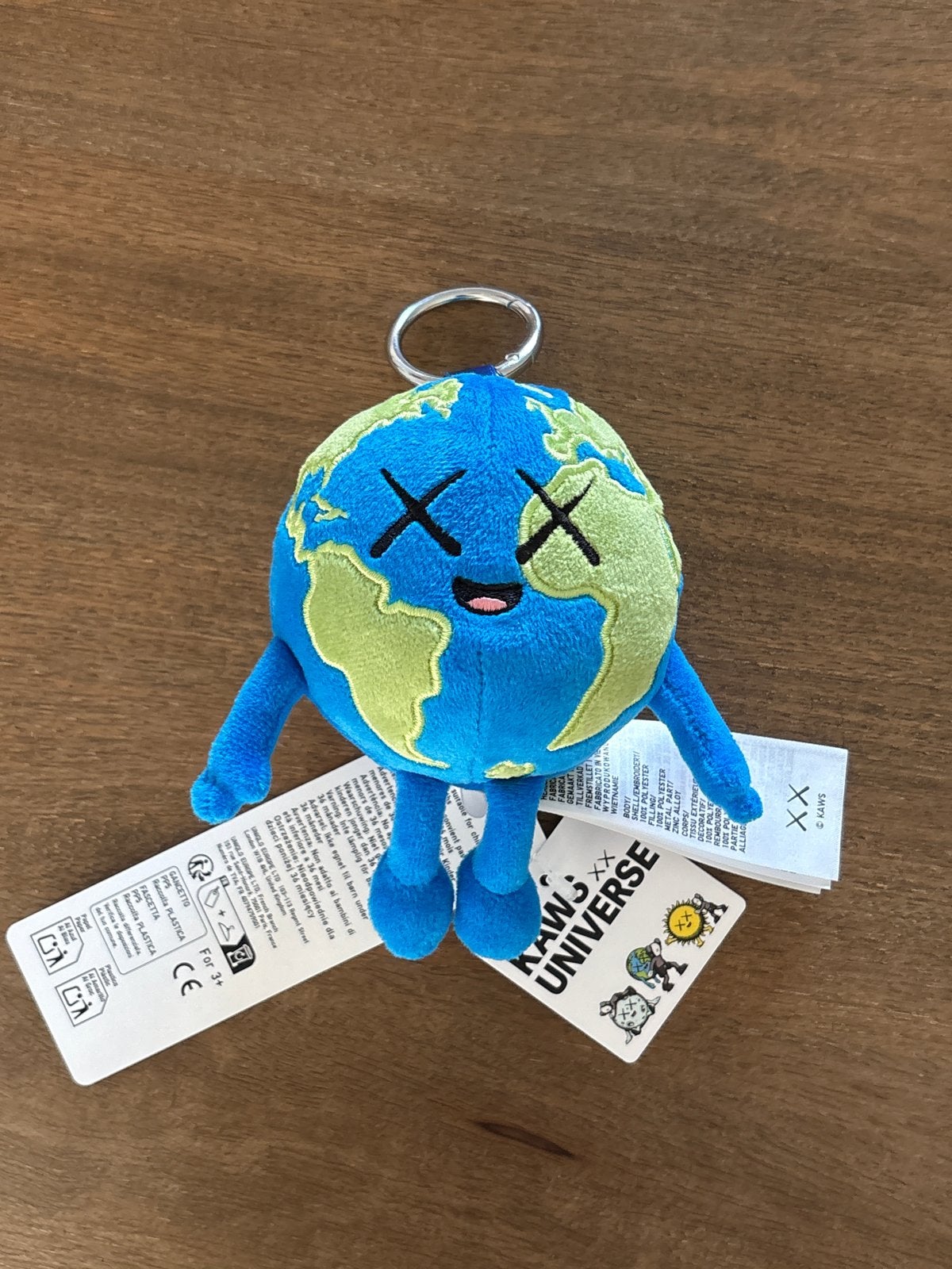 KAWS x Uniqlo Universe Aarde Knuffel Sleutelhanger, Ophalen of Verzenden, Nieuw, Overige typen