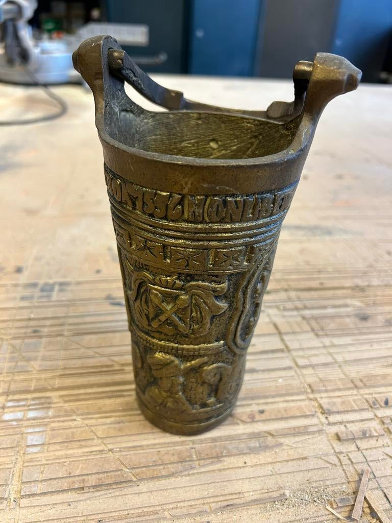 Antieke wijwater Bronzen Beker met Gedetailleerde Gravures, Antiek en Kunst, Ophalen of Verzenden, Brons