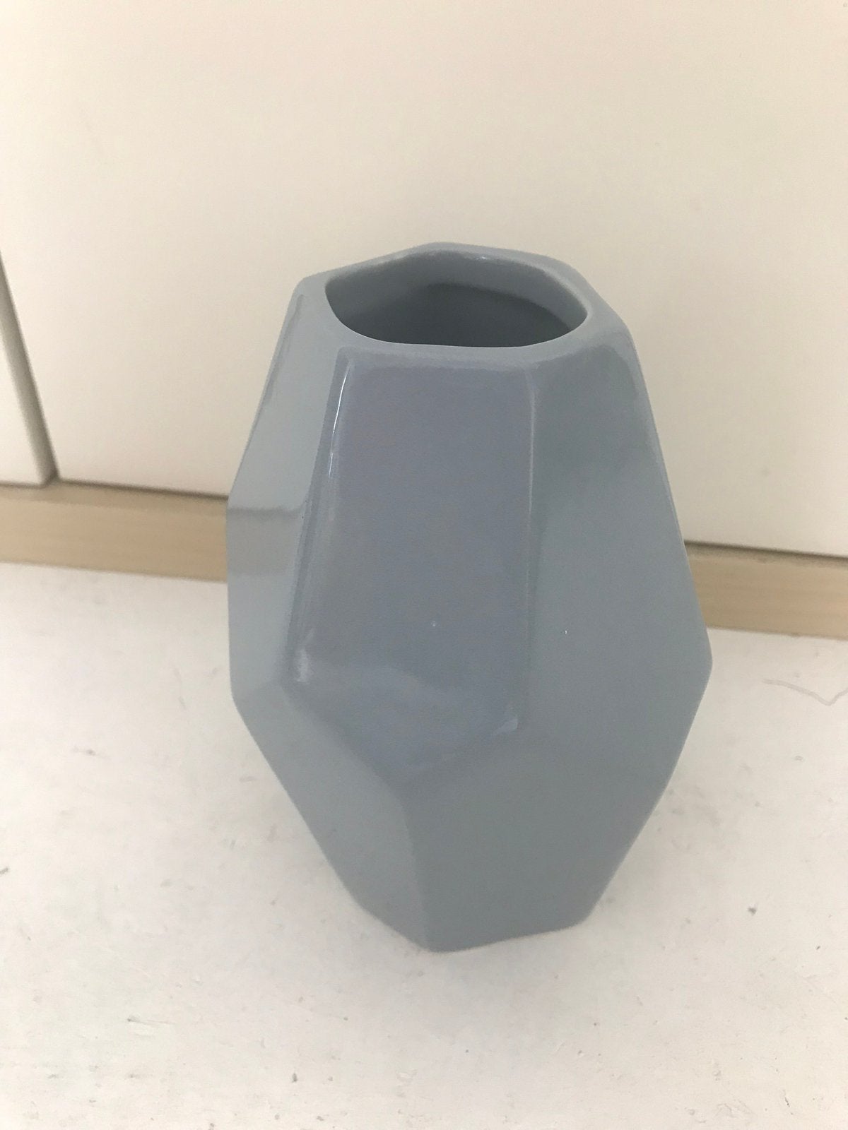 IKEA vaas grijs asymmetrie vlakken 14,5 cm hoog geometrisch, Ophalen of Verzenden, Zo goed als nieuw, Overige kleuren
