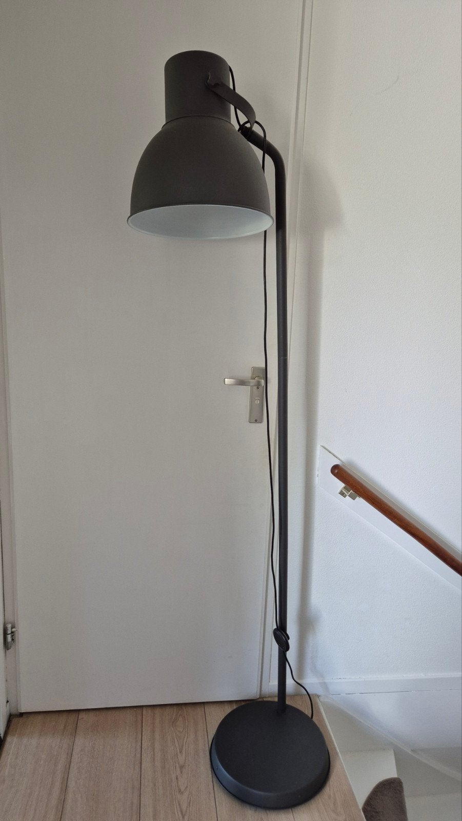 Donkergrijze staande lamp met grote kap, Ophalen, Gebruikt, E27 (groot), Metaal