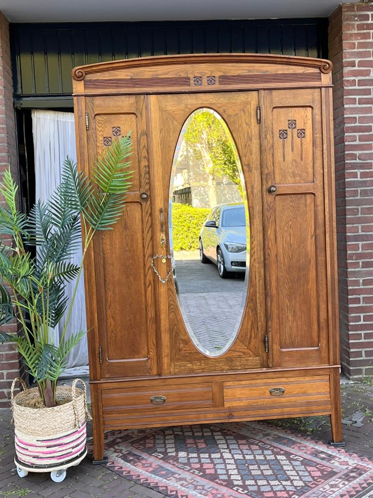 Mooie kledingkast met ovale geslepen spiegel., Ophalen of Verzenden, Zo goed als nieuw, 50 tot 75 cm, 100 tot 150 cm