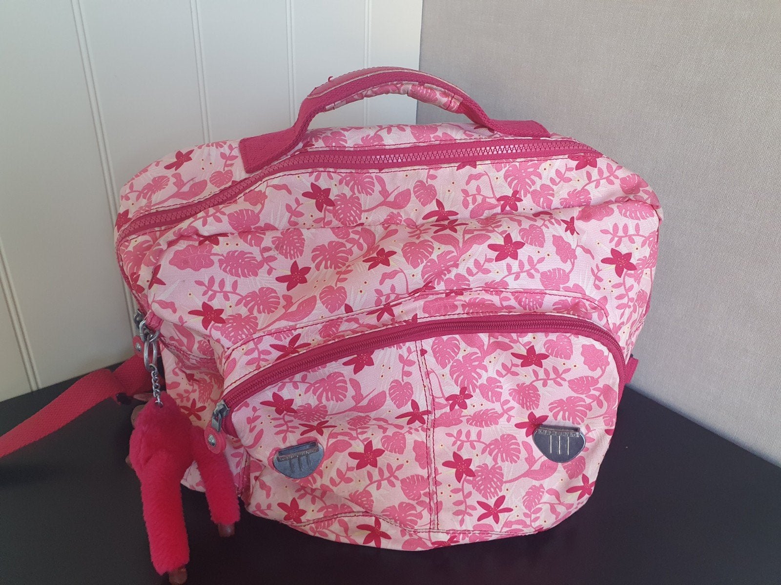 Kipling schooltas - Roze met bloemenprint en aapje, Ophalen, Zo goed als nieuw, Roze, Aktetas of Boekentas