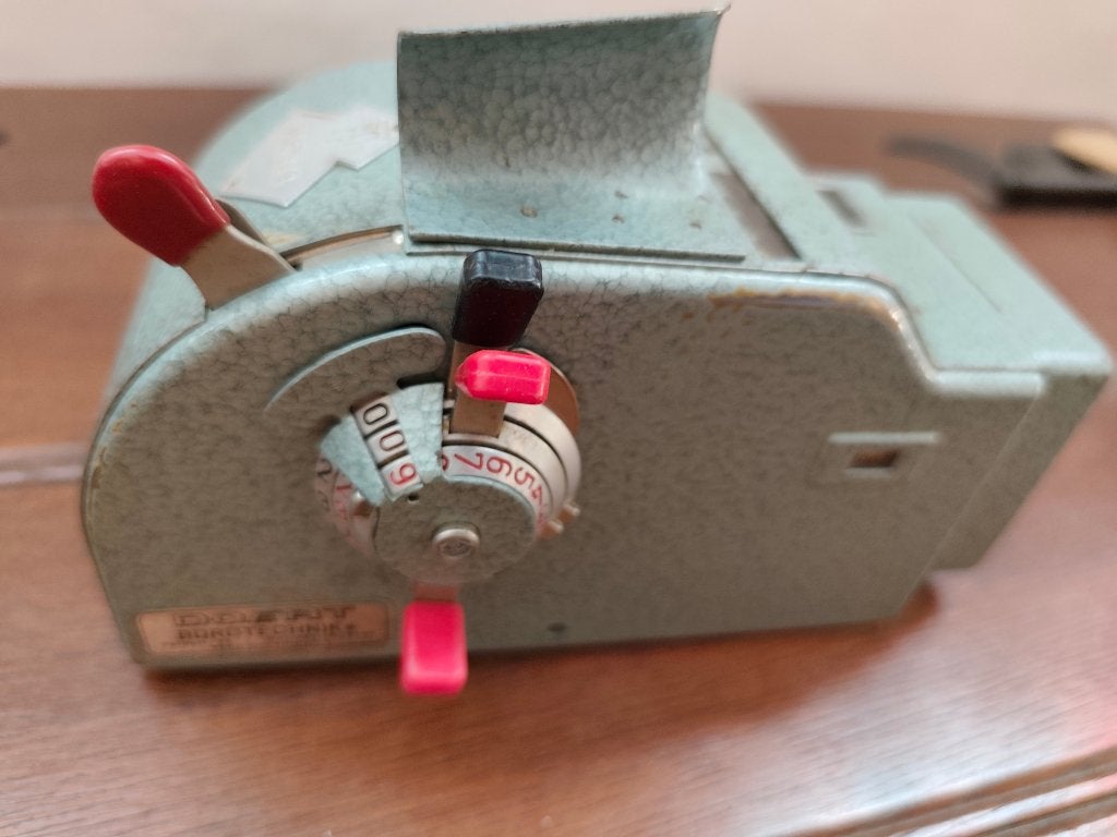 Oude postalia frankeermachine, Ophalen
