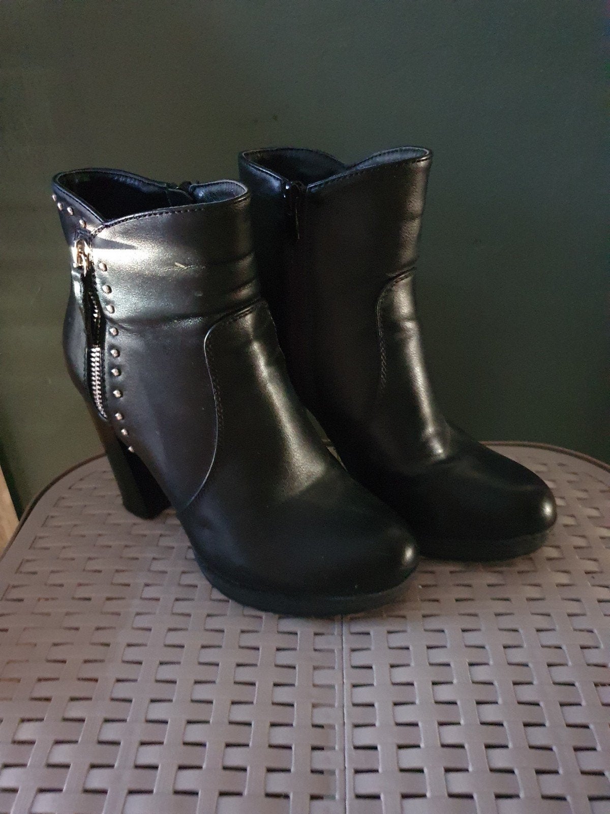 Zwarte enkellaarsjes met studs en hak, Zwart, Lage of Enkellaarzen, Ophalen of Verzenden, Gedragen