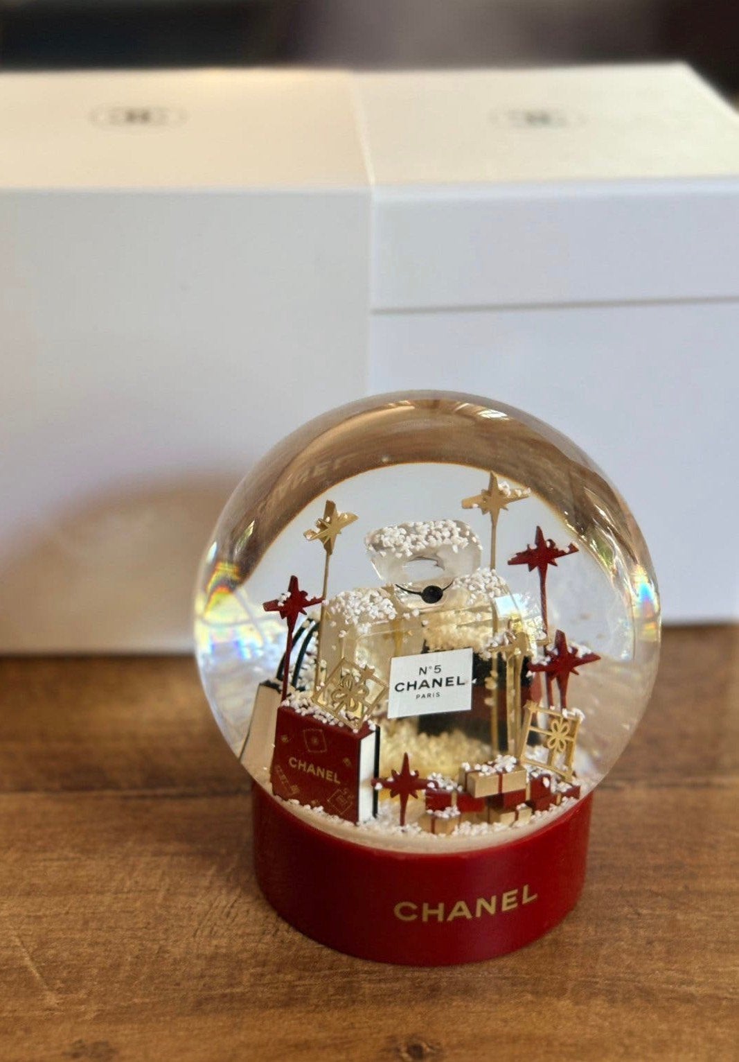 Originele chanel snowglobe schudbol donkerrood, Diversen, Kerst, Ophalen of Verzenden, Zo goed als nieuw
