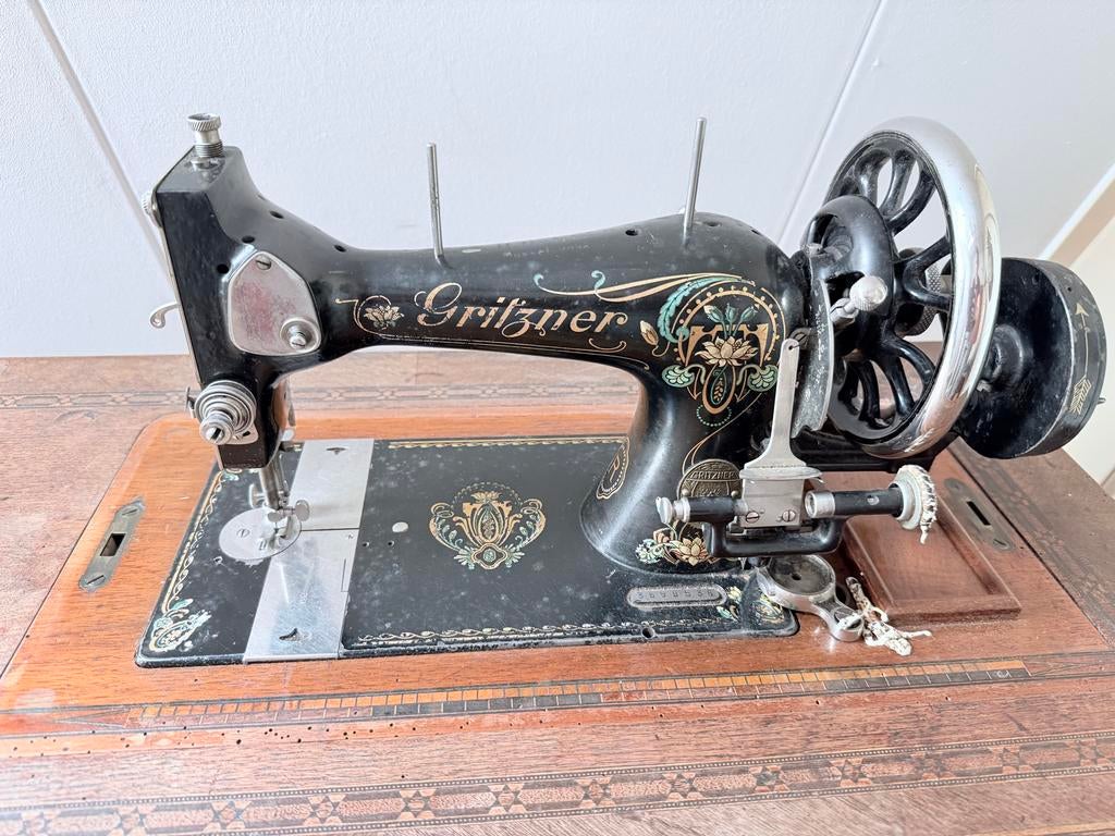 Antieke Gritzner Naaimachine met Houten Koffer en tafel, Ophalen