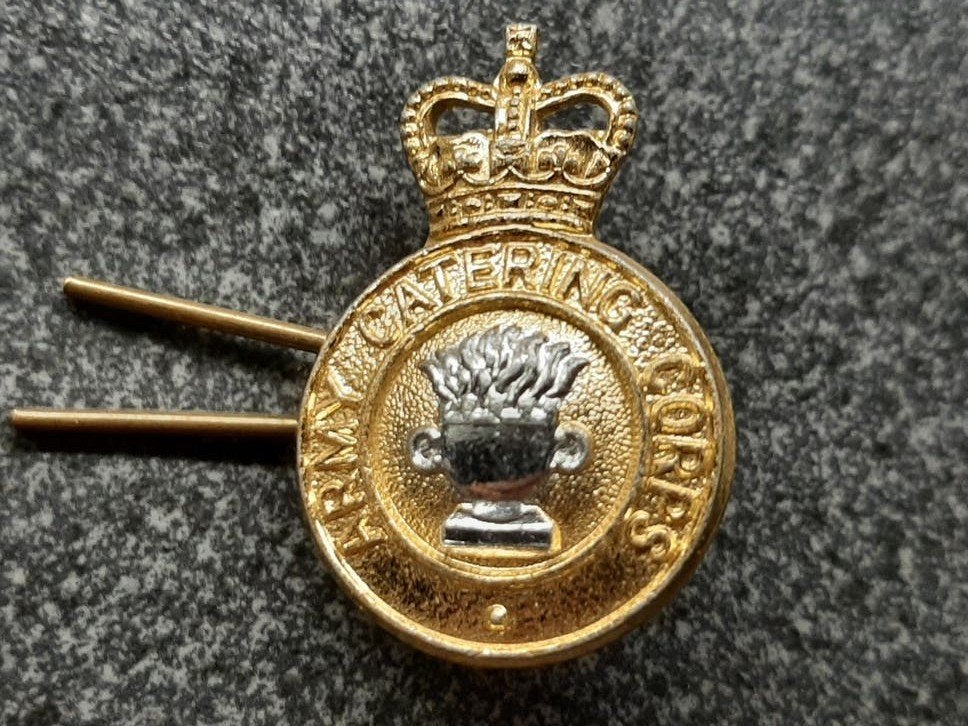 Army  Catering Corps  -  embleem = 30 x 20 mm., Ophalen of Verzenden, Landmacht, Amerika, Embleem of Badge