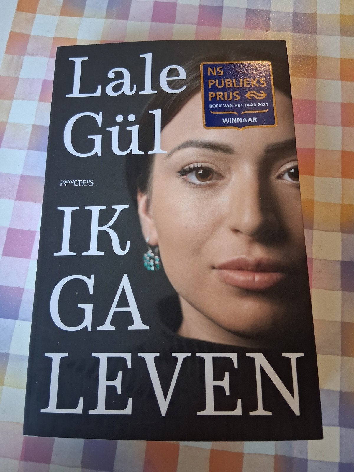boek lale gül - ik ga leven, Ophalen of Verzenden, Gelezen, Overige