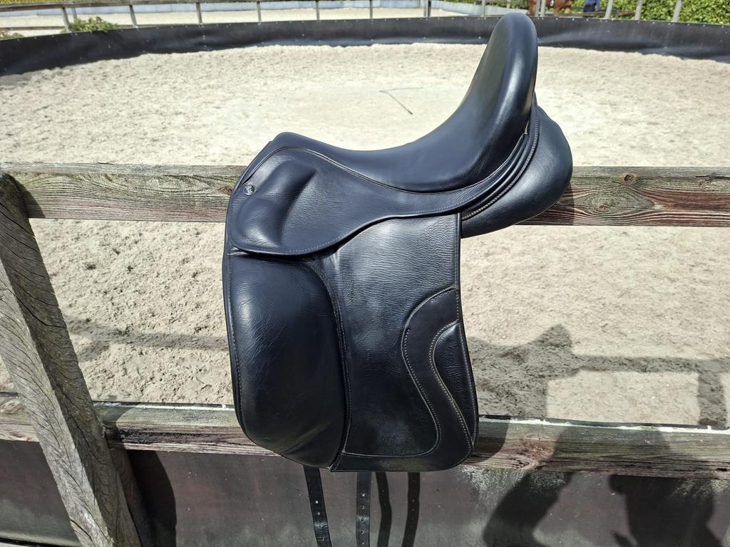 Kingsley D4 17,5 dressuurzadel te koop, Dieren en Toebehoren, Ophalen, Gebruikt, Dressuur
