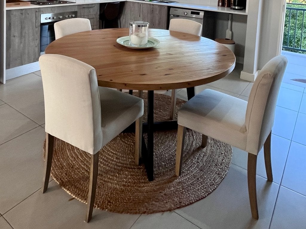 Ronde massief houten eettafel 150 cm + 4 stoelen, Ophalen, Gebruikt, Rond, Vier personen