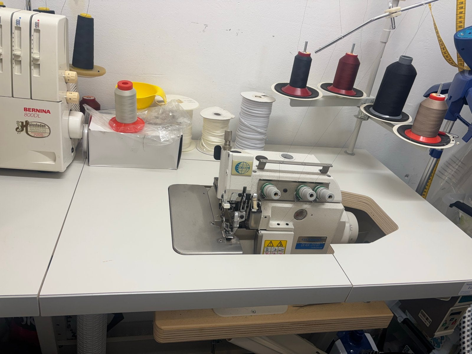Industriële Lockmachine Global met Tafel, Hobby en Vrije tijd, Overige merken, Gebruikt, Ophalen of Verzenden, Lockmachine