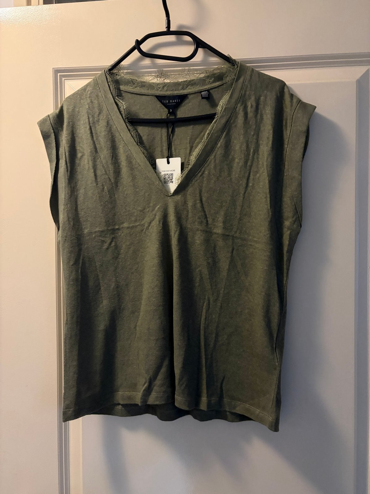Ted Baker Khaki V-hals top met kanten details - Nieuw, Verzenden, Maat 42/44 (L), Nieuw, Korte mouw