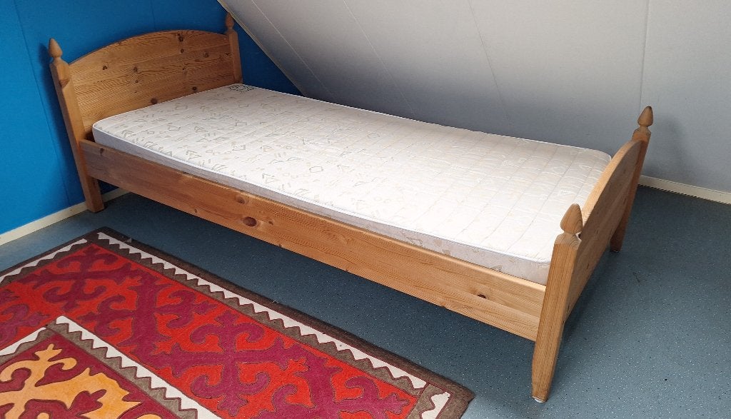 Bed, 90 cm, Eenpersoons, Bruin, Zo goed als nieuw