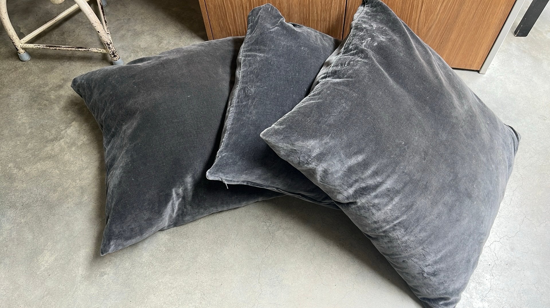 4 grote kussens (65cm - 65cm) met grijze fluwelen hoes, Ophalen, Rugkussen, IKEA, Afneembare hoes