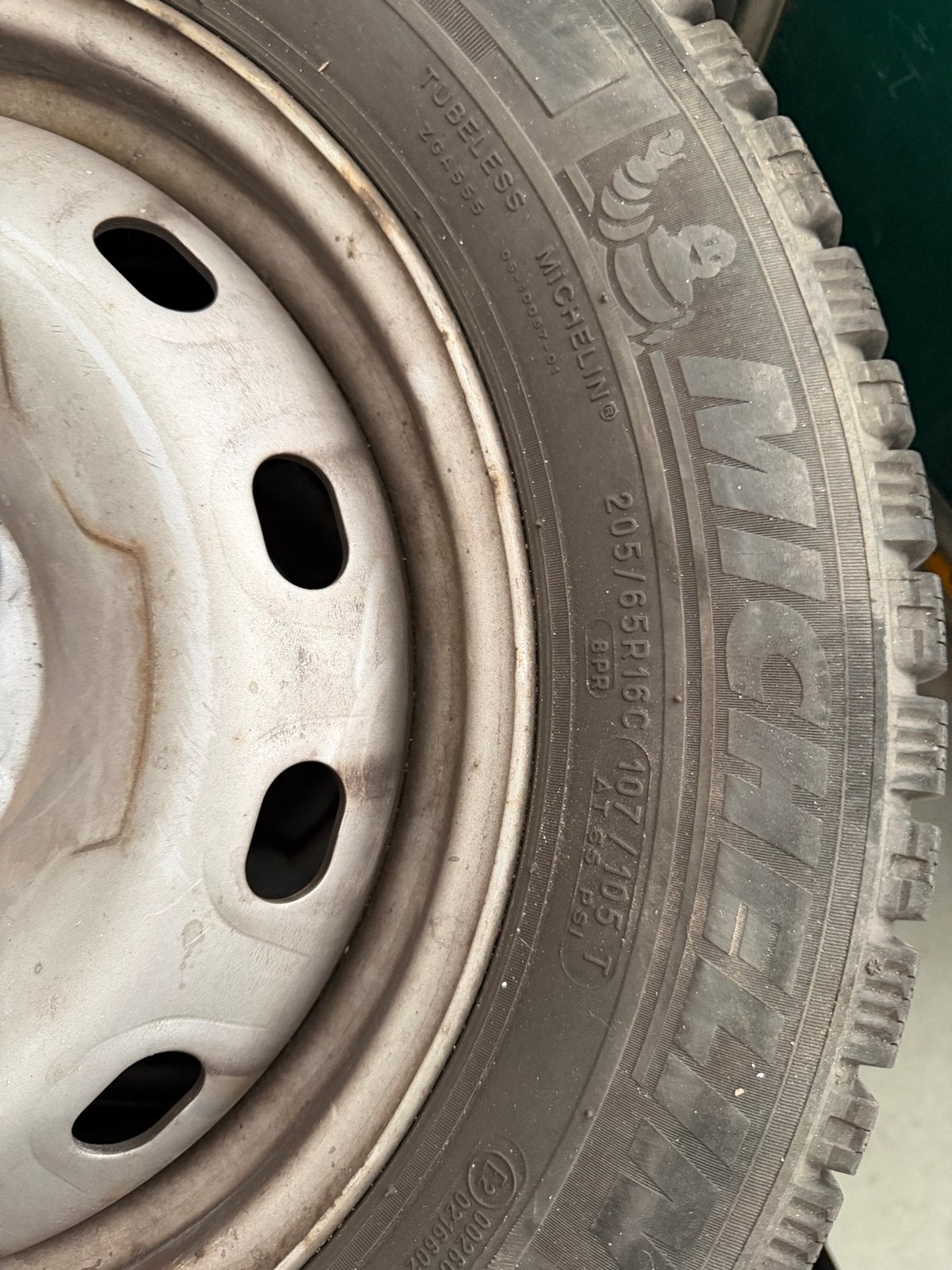 Michelin Winterbanden op stalen velgen 205/65R16C, Auto-onderdelen, Banden en Velgen, Ophalen, 16 inch, Banden en Velgen, Bestelwagen