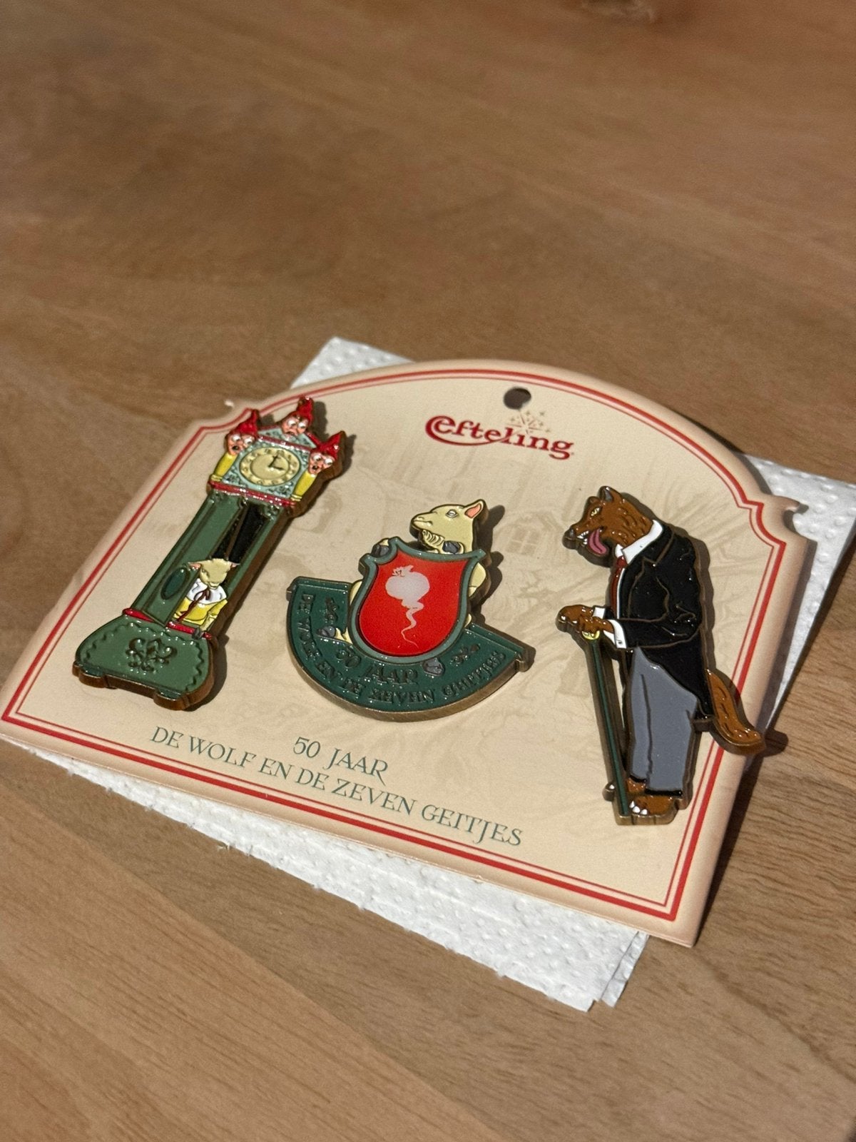 Efteling pin - Wolf en de 7 geitjes 50 jaar jubileum, Verzamelen, Efteling, Ophalen of Verzenden, Zo goed als nieuw, Button of Speldje