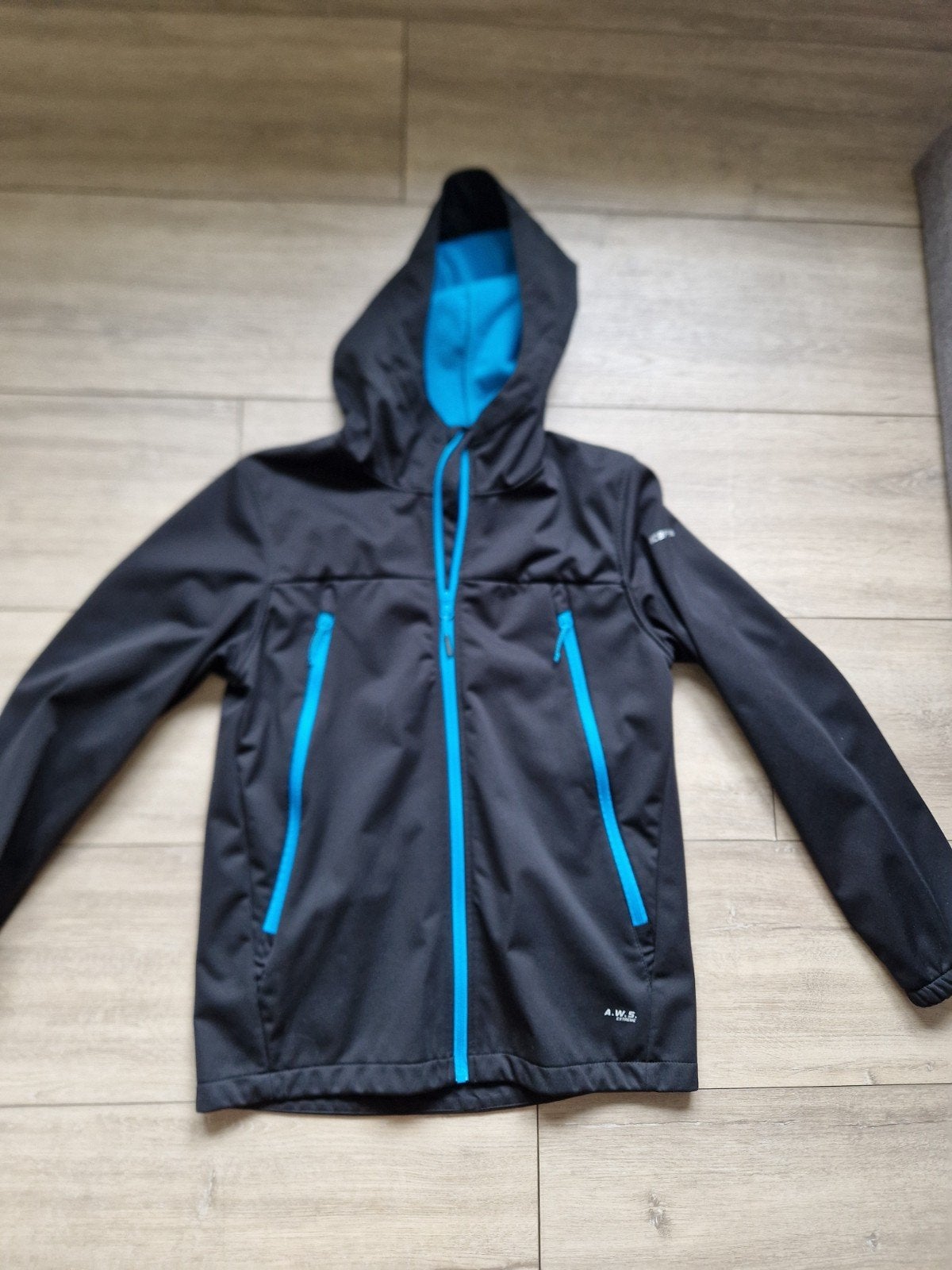 Softshell jack mt 164. Zwart met turqoise binnenvoering., Kinderen en Baby's, Kinderkleding | Maat 164, Ophalen of Verzenden, Zo goed als nieuw