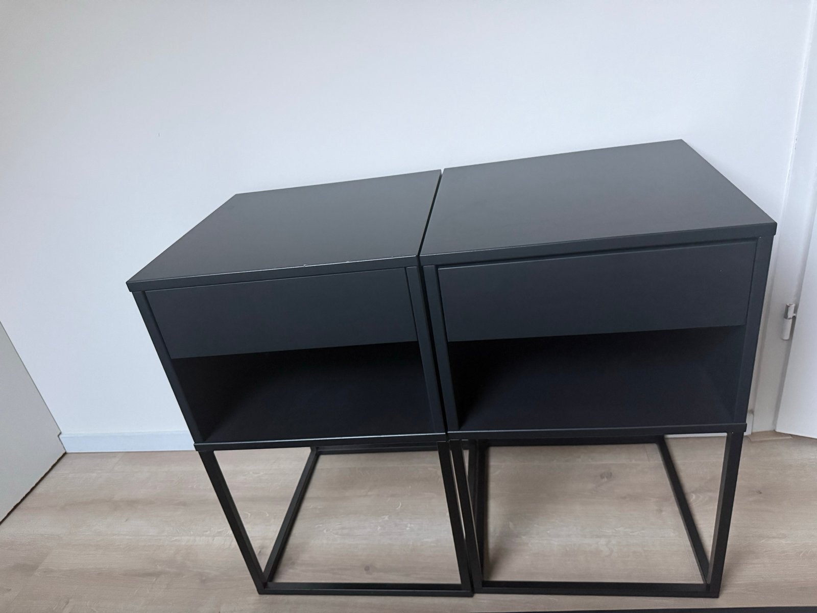 2 nachtkastjes VIKHAMMER IKEA, Ophalen, Metaal of Aluminium, 55 tot 70 cm, Zo goed als nieuw