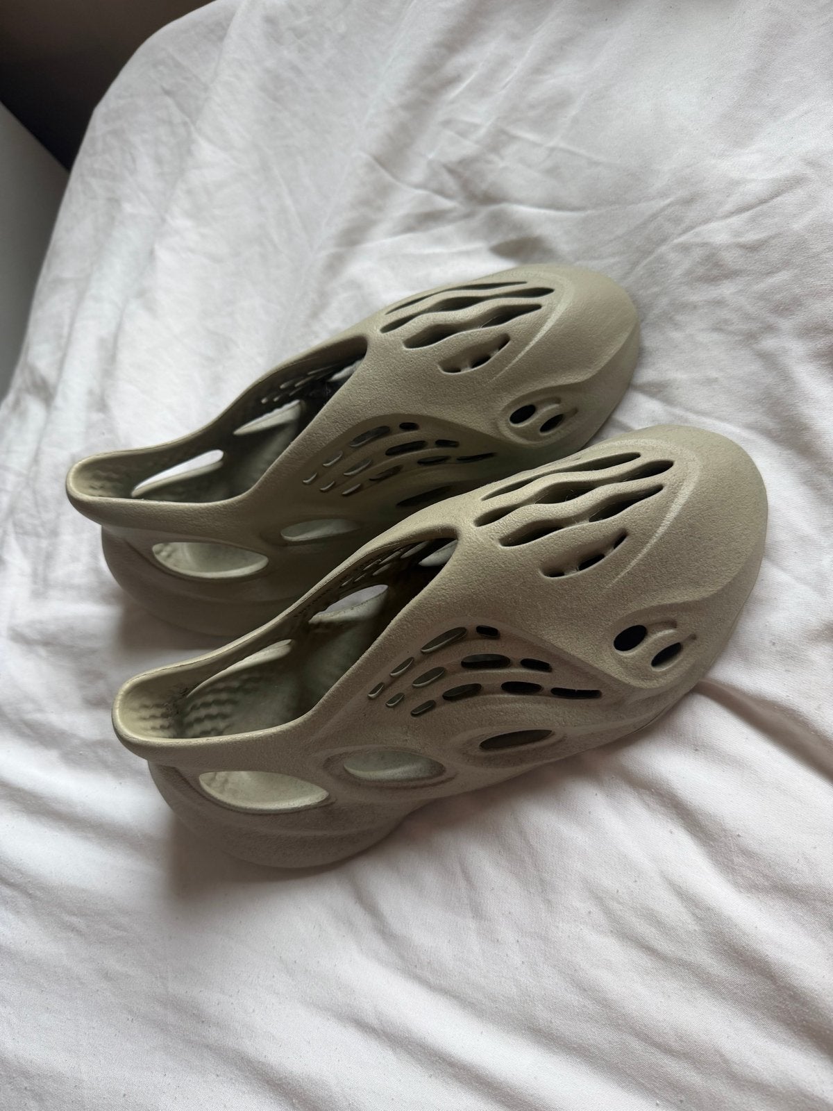 Nieuwe Adidas Yeezy Foam RNNR Beige - Maat 40,5, Ophalen of Verzenden, Nieuw, Beige, Sneakers of Gympen