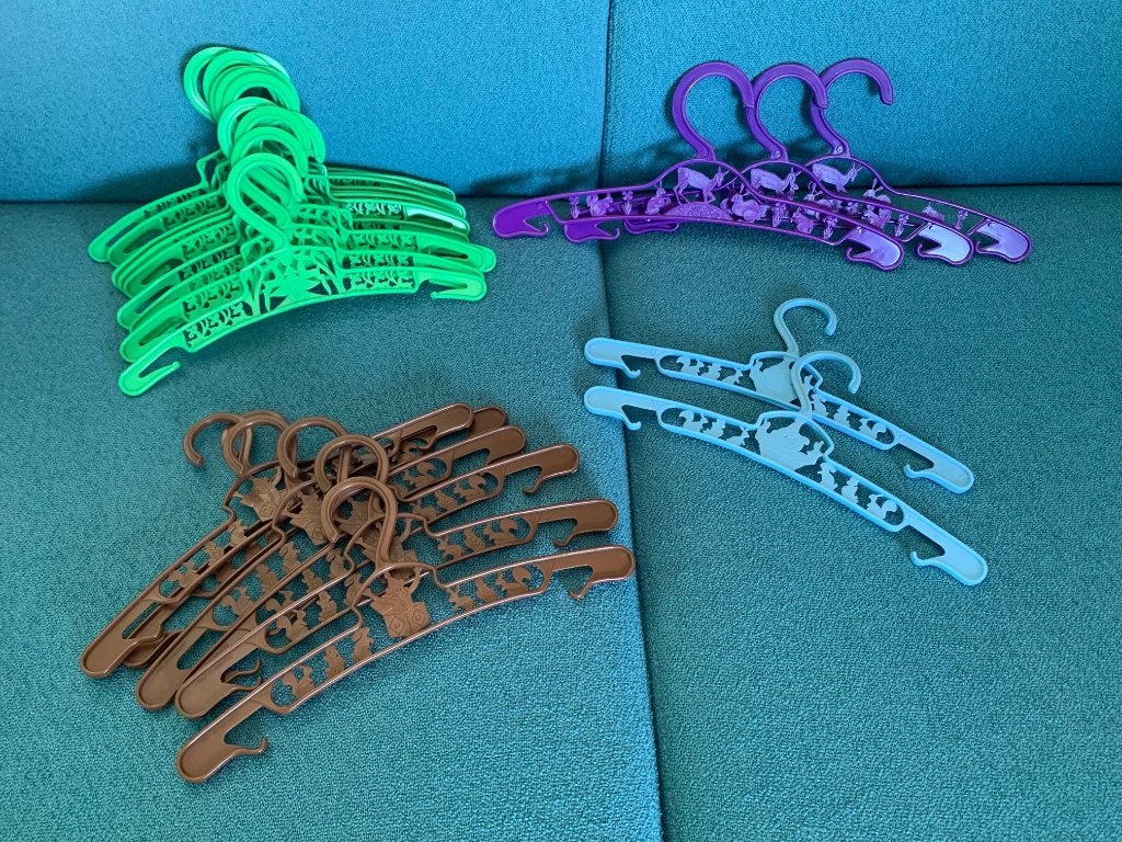 Baby en peuter kleerhangers, 23x: groen, bruin, blauw, paars, Ophalen of Verzenden, Zo goed als nieuw, Jongen of Meisje