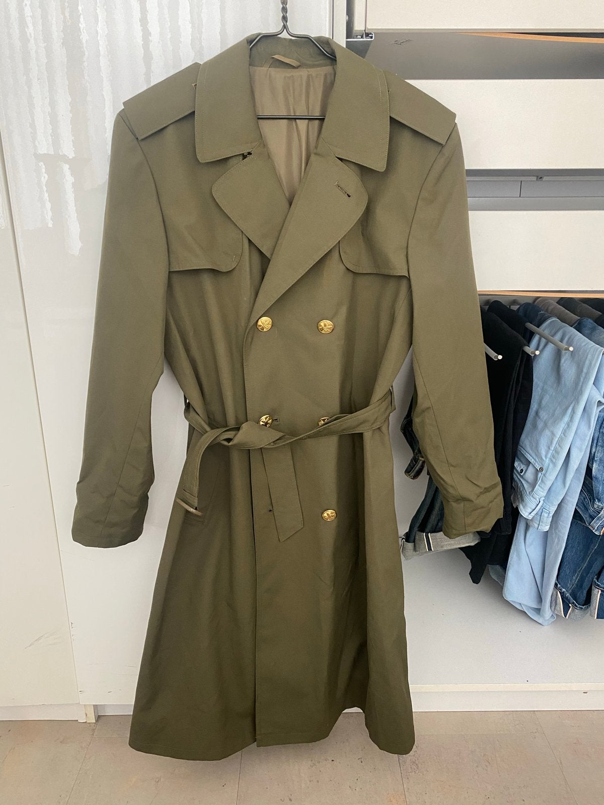 Vintage Groene Trenchcoat met Gouden Knopen, Kleding | Heren, Ophalen of Verzenden, Zo goed als nieuw, Overige maten, Groen
