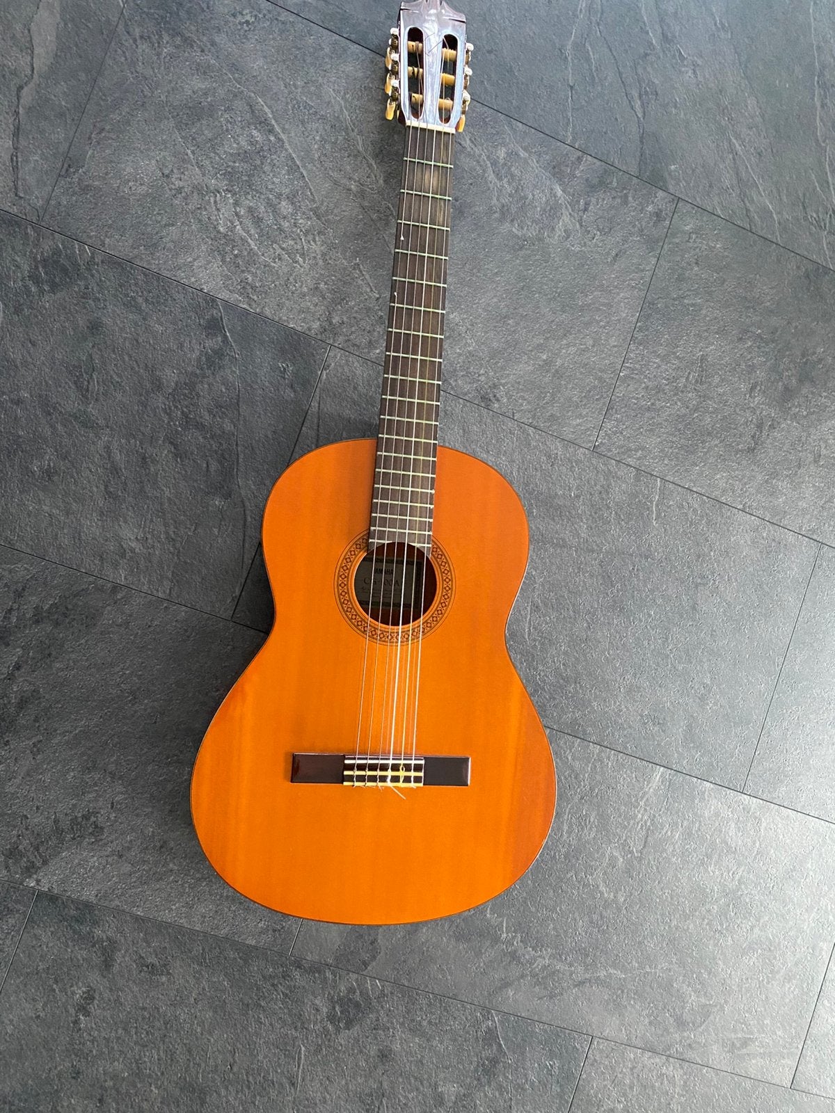 Yamaha klassieke gitaar CG-100A-standaard-koffer en voetbank, Muziek en Instrumenten, Snaarinstrumenten | Gitaren | Akoestisch