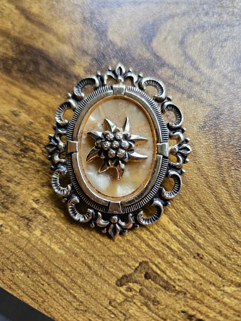 Vintage Edelweiss Broche/Clip - Goudkleurig met Parelmoer, Overige materialen, 4 tot 7 cm, Gebruikt, Ophalen of Verzenden