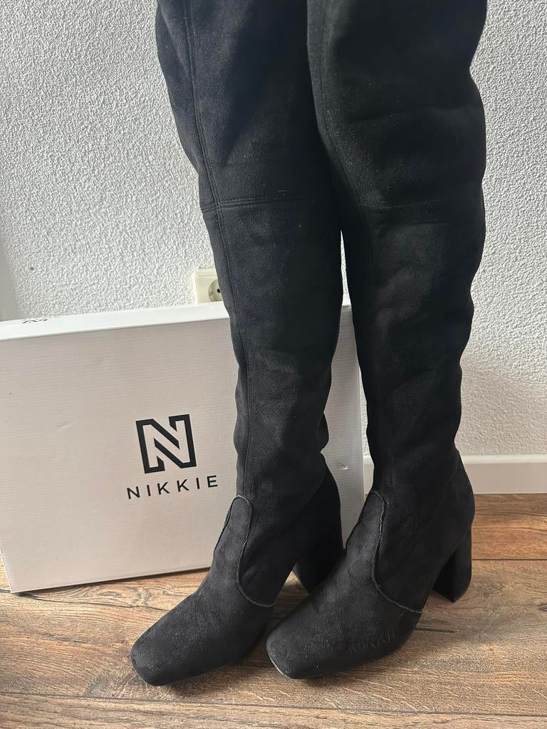 Nikkie Zwarte Pilar Overknee Boots in maat 40, Kleding | Dames, Schoenen, Hoge laarzen, Zwart, Ophalen of Verzenden, Zo goed als nieuw