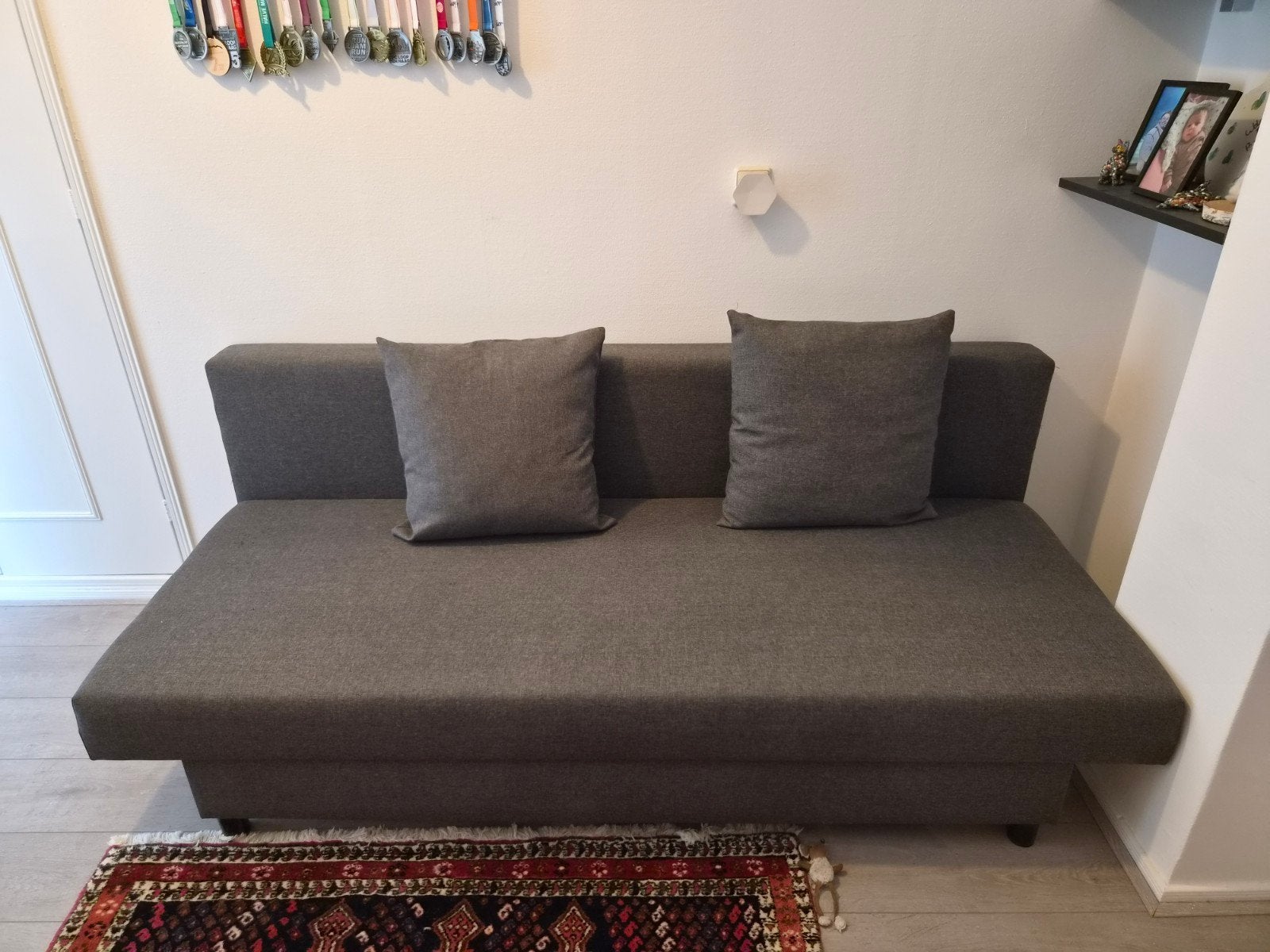 Grijze slaapbank met opbergruimte en kussens, Huis en Inrichting, Slaapkamer | Slaapbanken, Ophalen, Gebruikt, Tweepersoons, 140 cm