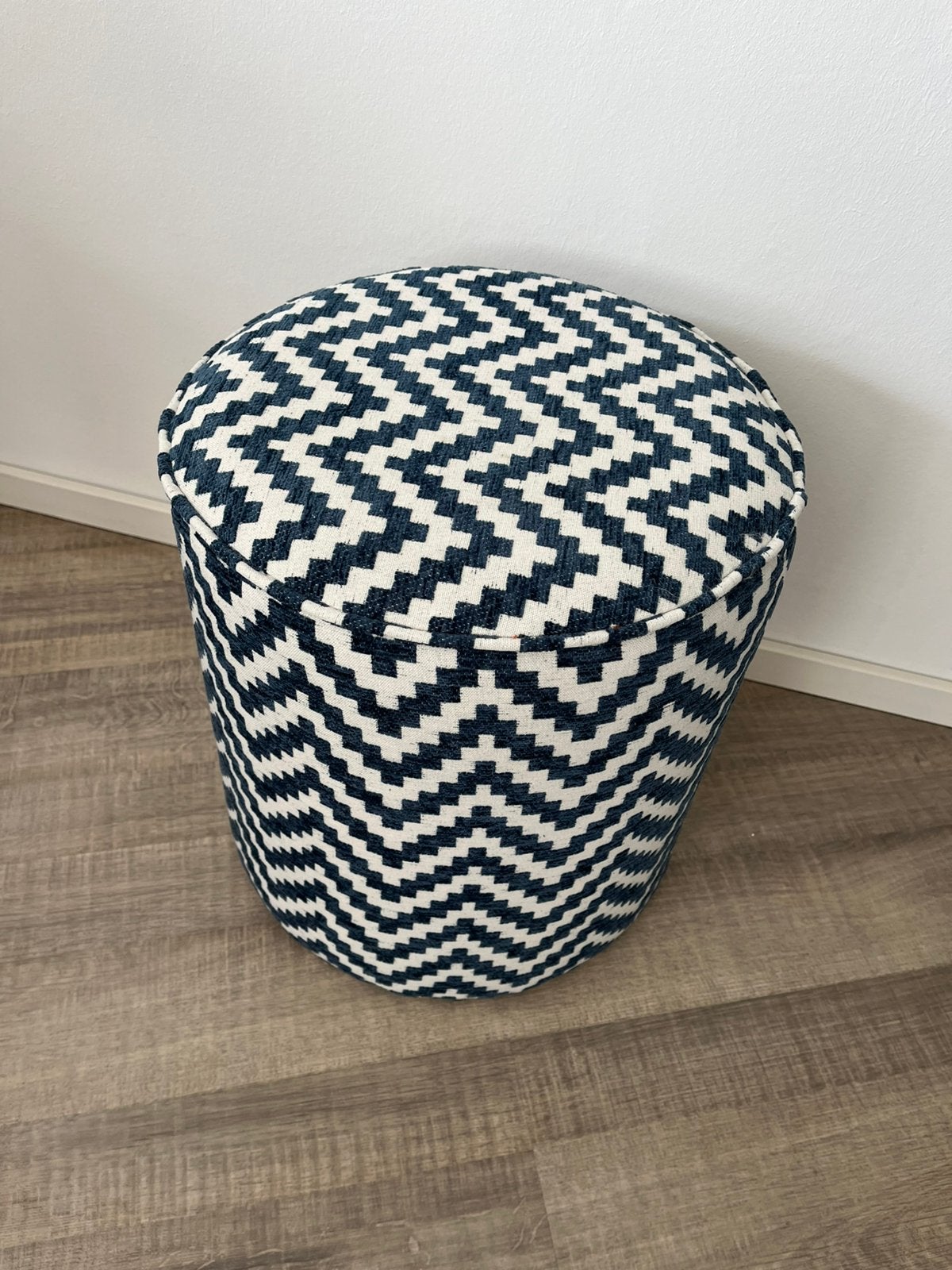 Blauw/witte poef van Xenos, Huis en Inrichting, Banken | Voetenbanken en Poefen, Ophalen, Minder dan 50 cm, Rond, Minder dan 50 cm