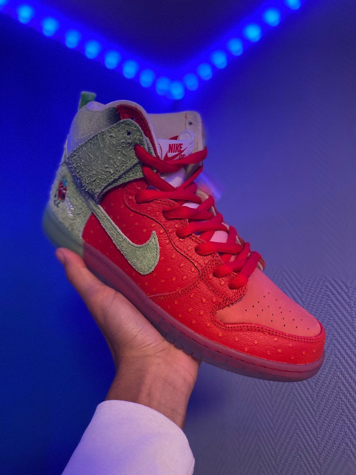 Nike SB dunk high strawberry 45, Ophalen of Verzenden, Nieuw, Overige kleuren