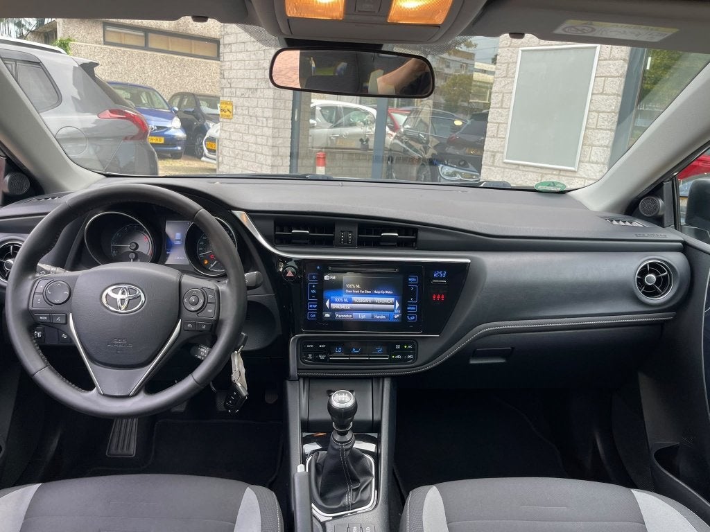 Foto 15 van Toyota Auris Touring Sports 1.2T Business Pano Trekhaak Navi
