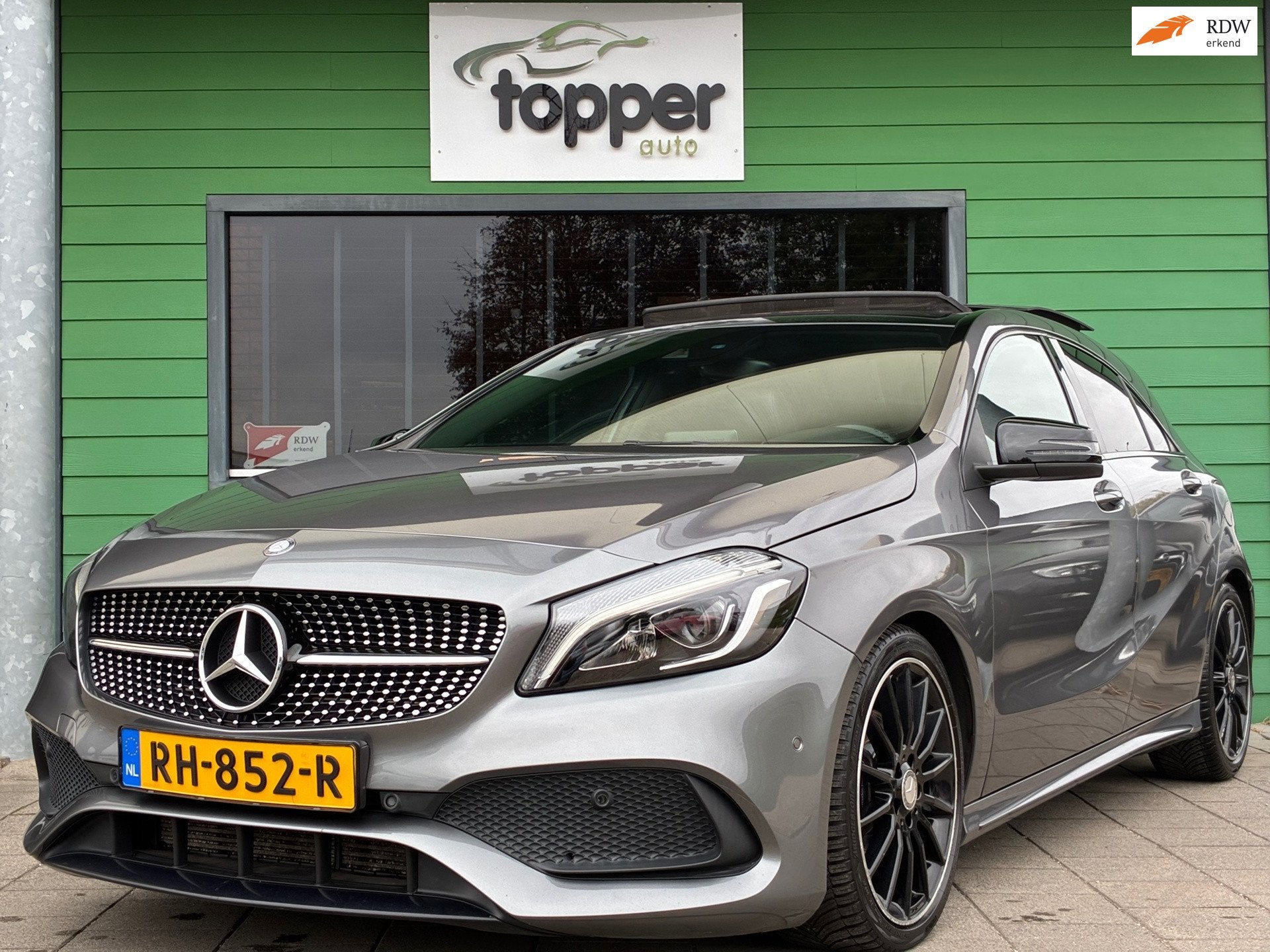 Mercedes-Benz A-klasse 180 AMG Night Edition Plus|Automaat|P, Gebruikt, 4 cilinders, Leder en Stof, 122 pk