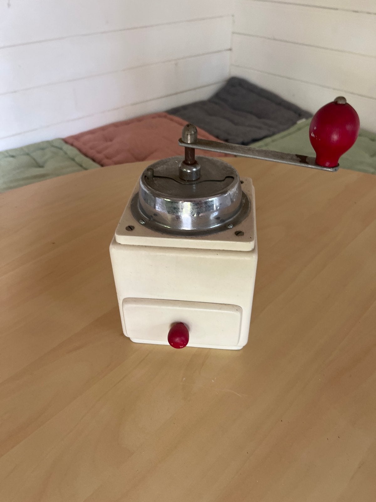 Vintage Koffiemolen met Rode Knop, Antiek en Kunst, Ophalen of Verzenden