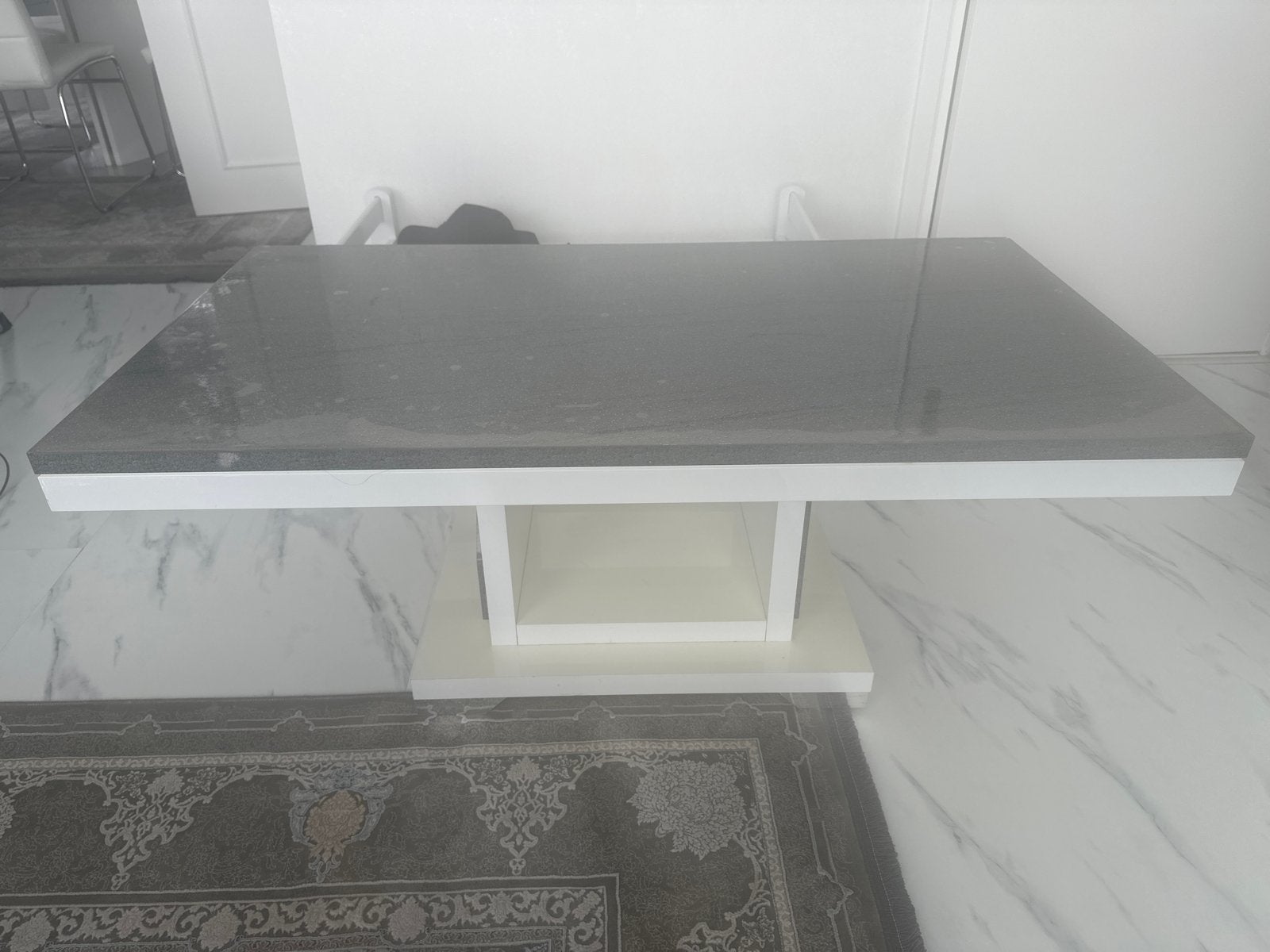 Moderne salontafel met glanzend grijs blad en wit onderstel, Ophalen, Kunststof, 100 tot 150 cm, 50 tot 100 cm
