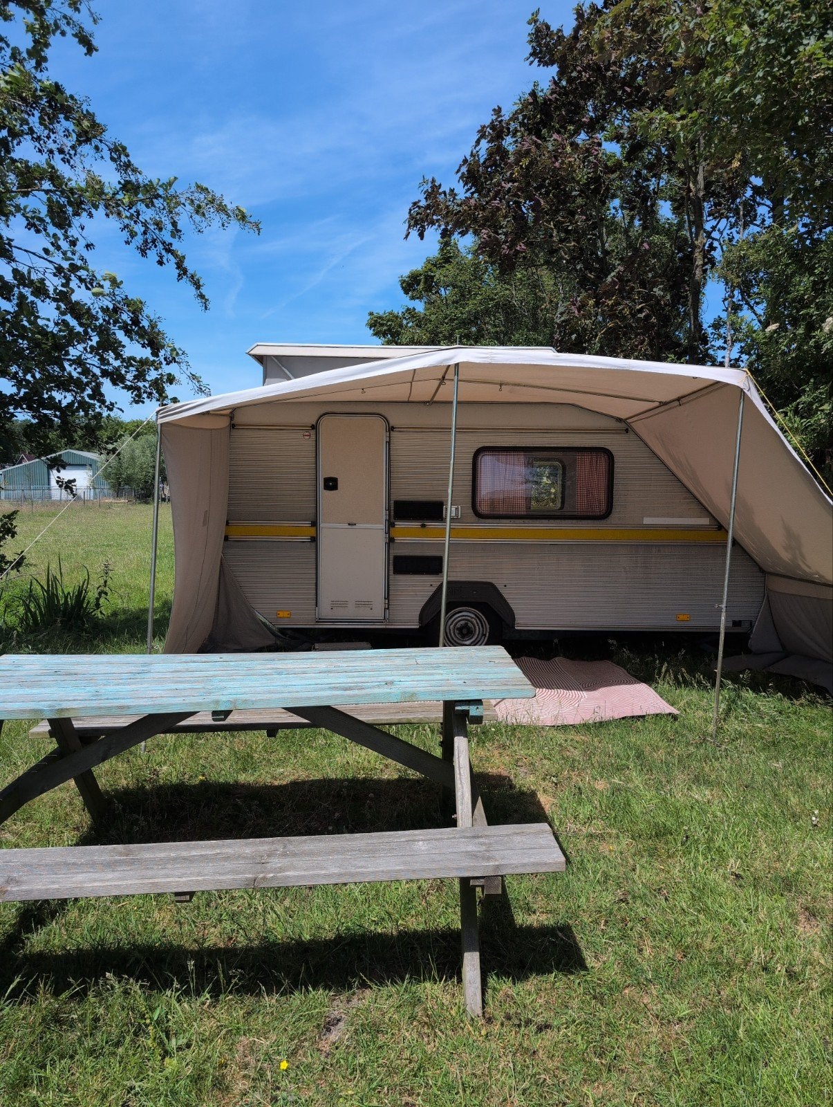 Kip KK 400 EK Caravan - Compact en compleet, Omvormbare zithoek, Treinzit, Particulier, 4 tot 5 meter