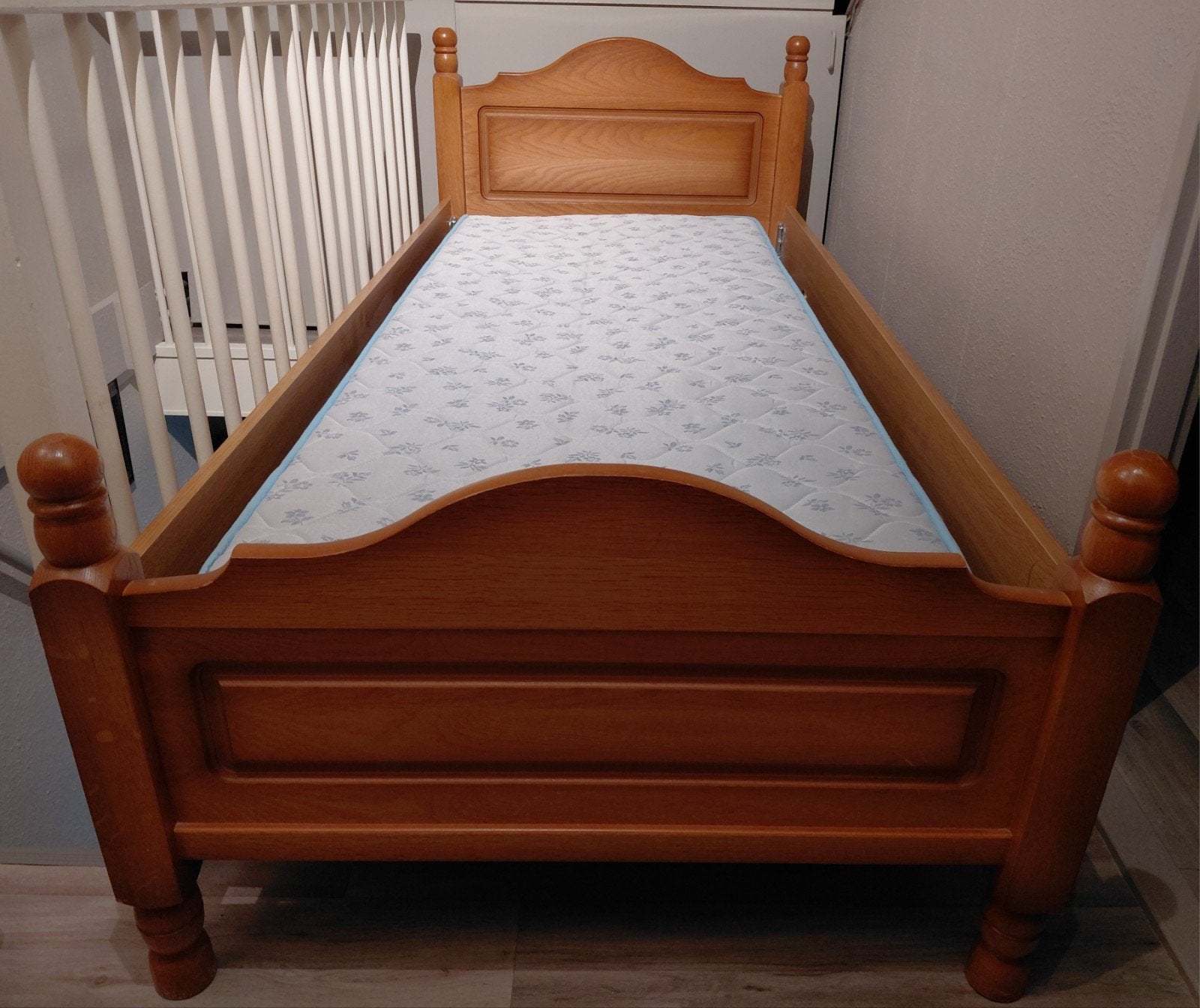 Massief houten eenpersoonsbed compleet., Ophalen, Gebruikt, 90 cm, Eenpersoons