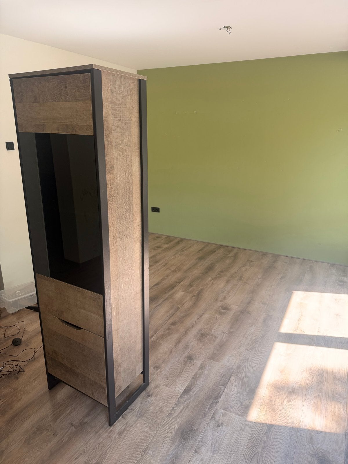 Gebruikte vitrine kast in goede conditie met lamp, Huis en Inrichting, Kasten | Wandmeubels, Ophalen, Gebruikt, 25 tot 50 cm, 150 tot 200 cm