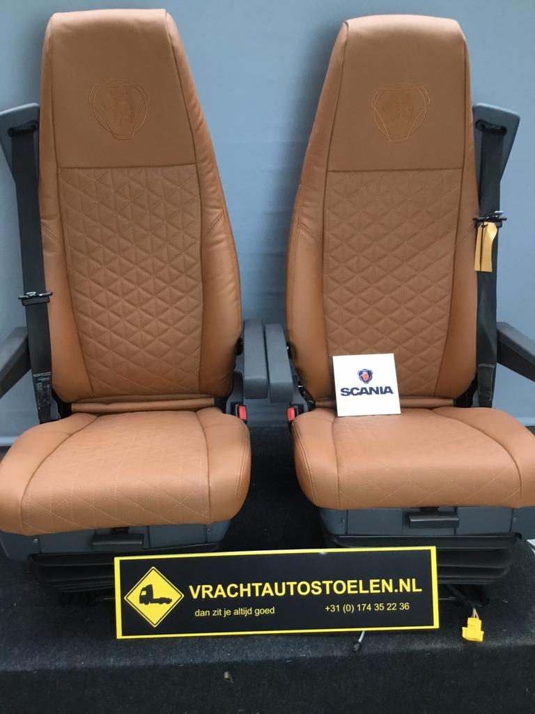 Set Scania  bruin leren Isri stoelen met griffioen logo, Auto-onderdelen, Vrachtwagen-onderdelen, Ophalen of Verzenden, Gereviseerd