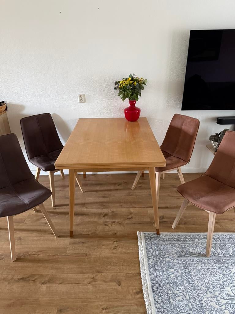 scandinavisch tafel+ gestoffeerd stoelen, Ophalen, Zo goed als nieuw, Scandinavisch, 4 tot 6 stoelen